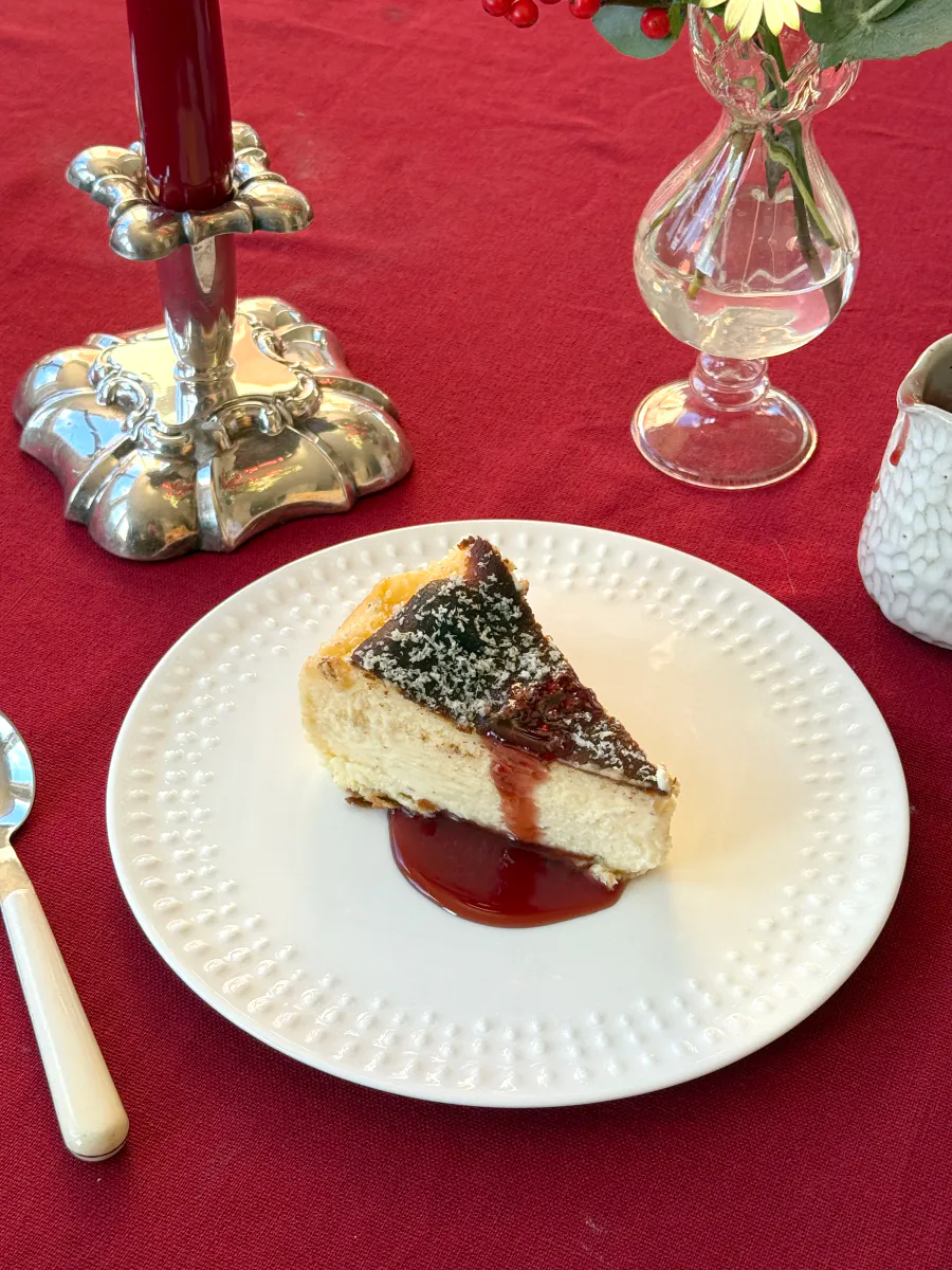 Baskisk ostekake med Stilton og portvinssirup