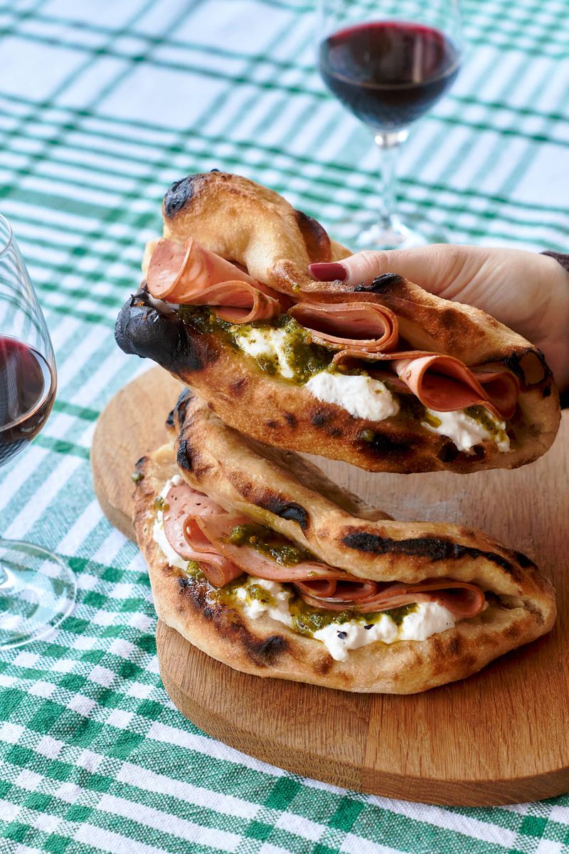 Pizzasandwich med burrata, mortadella og pistasjpesto